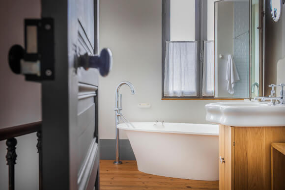 Vue salle de bain avec baignoire Chambre Guermantes - Le lanternon chambres d'hôtes ile de ré